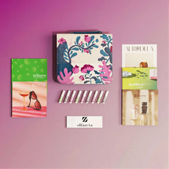 Monsterkit Olfazeta by Chogan: flesjes, etui met bloemenmotief en merkcatalogi op roze-mauve achtergrond