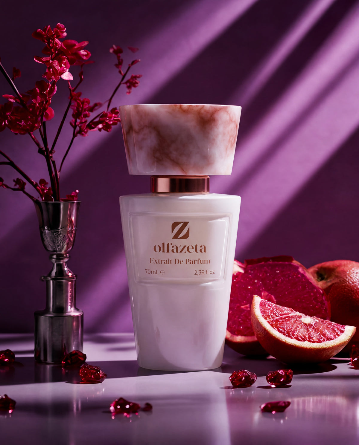 Fehér flakon Olfazeta by Chogan Millésime N°57 lila háttér előtt, piros grapefruit és ezüst váza