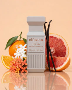 Svijetlosiva bočica Olfazeta by Chogan Luxury N°137 s grejpom, narančom, jasminom i mahunama vanilije